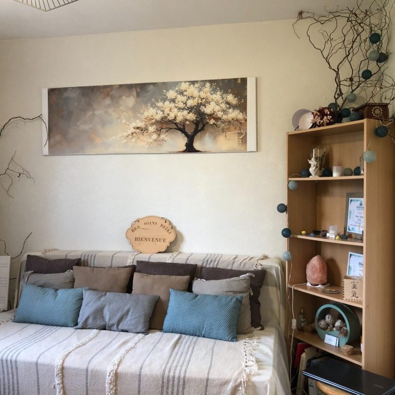 Salon chaleureux avec un canapé, des coussins, une étagère et des décorations murales.